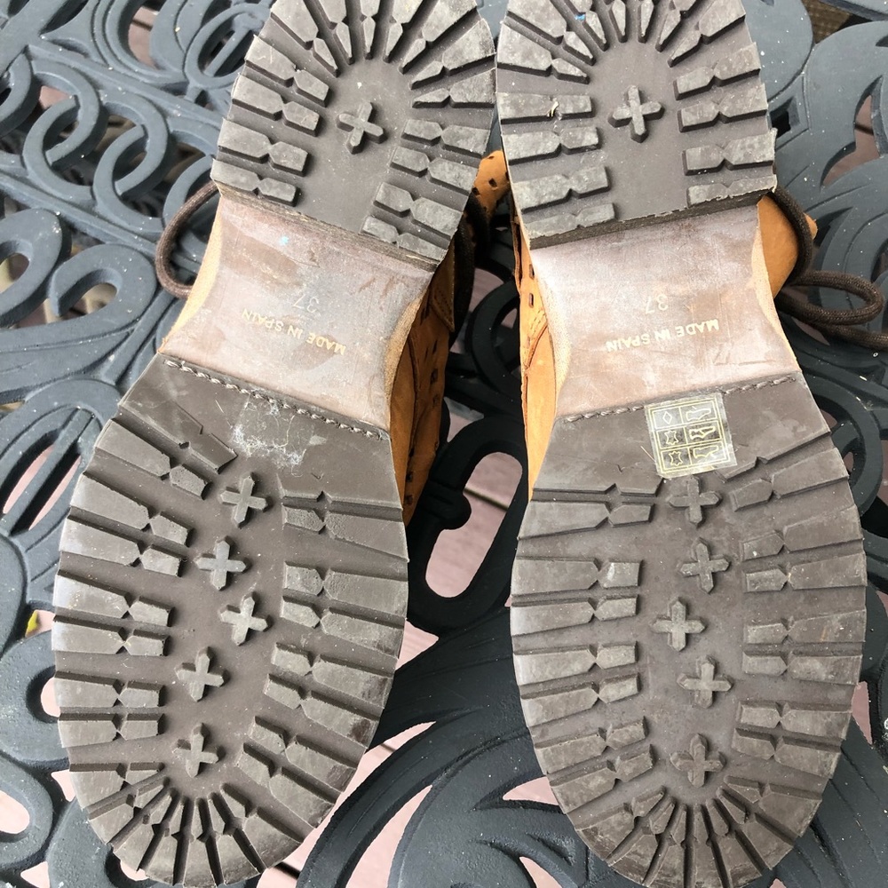 Lace up leather ankle boots - Picture 9 of 10